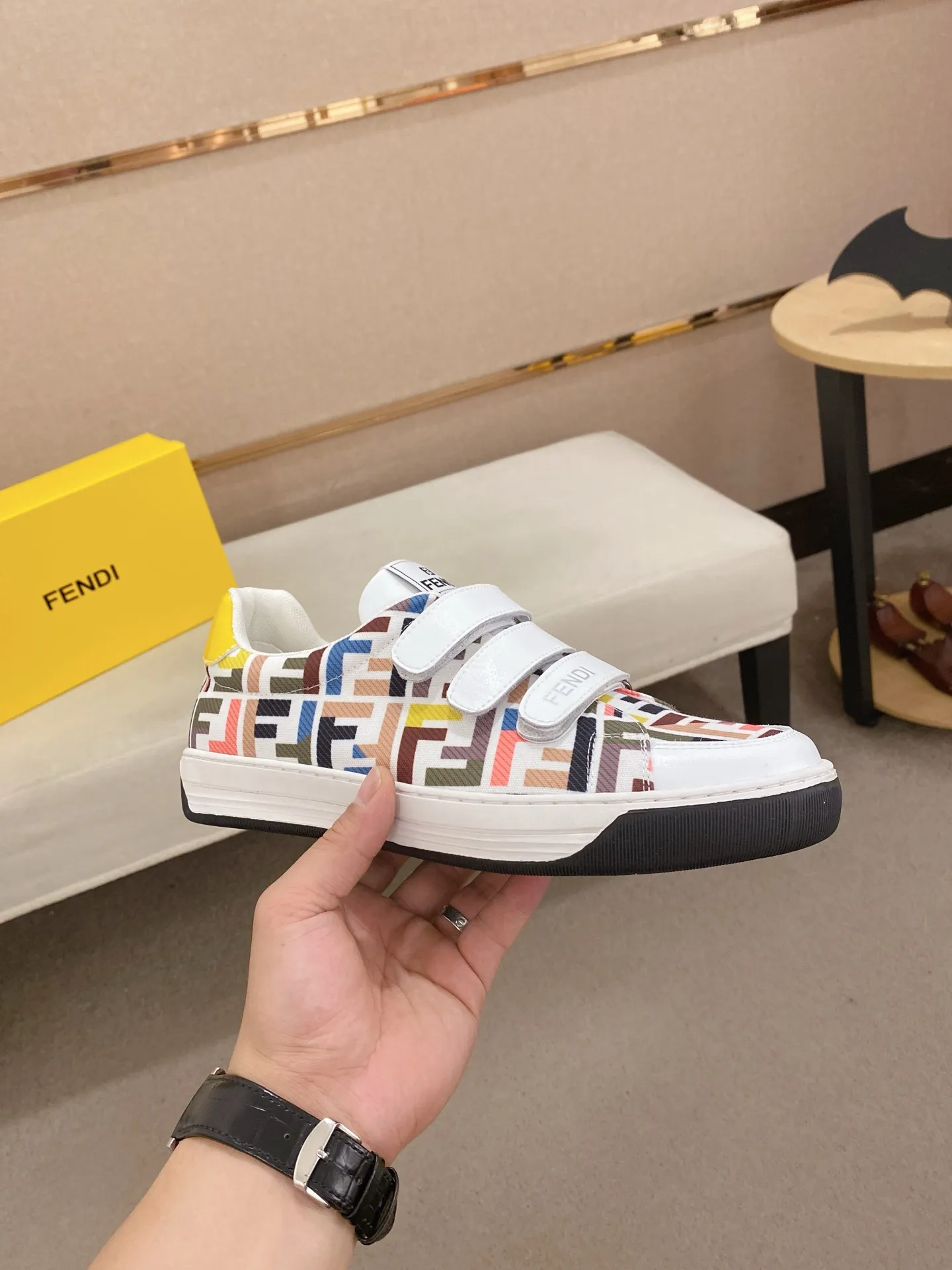 Men's shoes 💰 400💰 (FENDI) New high-top 👊🏻 upper 🇮🇹 imported cowhide fabric 🇩🇪 lining imported sheepskin lining. The original outsole is molded to highlight the identity of every man, and the upper foot is stable and stable🚶🏻🚶🏻The high-end custom counters reproduce the original version📯No matter the wind or rain, the shoe last remains unchanged and can withstand the verification of time🔍️,🔵 Size: 38-44 (45 is custom-made and cannot be returned or exchanged
